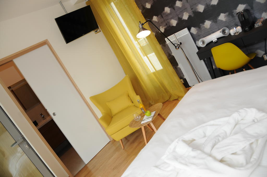 Hotel-Restaurant L'Aquarelle Breuillet  Room photo